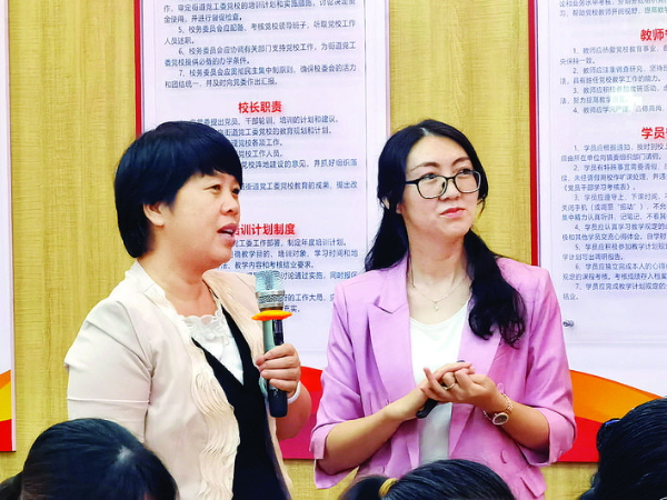     家長在講座現場參與互動    惠州日報記者鄧惠婷 通訊員鄧歷歷 攝