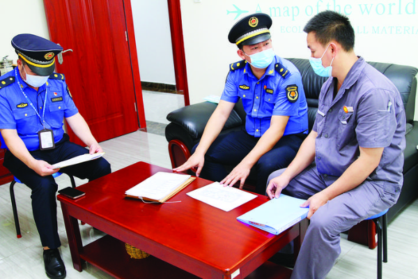 市城管執法局工作人員進小區了解物業管理服務情況。