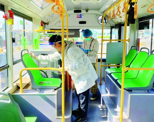市疾控中心工作人員在公交車上開展新冠環境監測采樣。