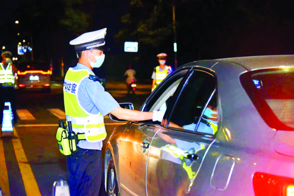 惠州公安交警夜查交通違法行為。