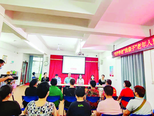 大亞灣區(qū)法院在澳頭居家養(yǎng)老服務(wù)中心開展防止養(yǎng)老詐騙現(xiàn)場(chǎng)宣傳活動(dòng)。 惠州日?qǐng)?bào)記者曾靜妍 通訊員章婷 攝