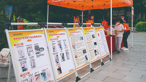     惠州城市燃氣工作人員進社區為居民普及安全用氣知識。