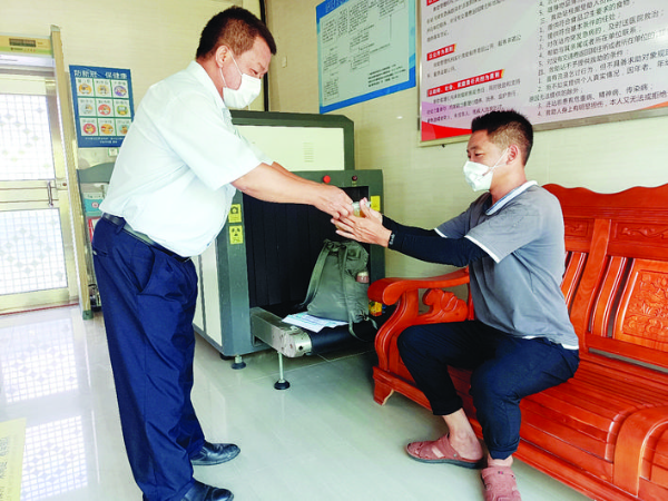 救助站為受助人員提供綠豆糖水解暑。 惠州日報記者黃尉宏 許文昌 通訊員賴允仕 攝