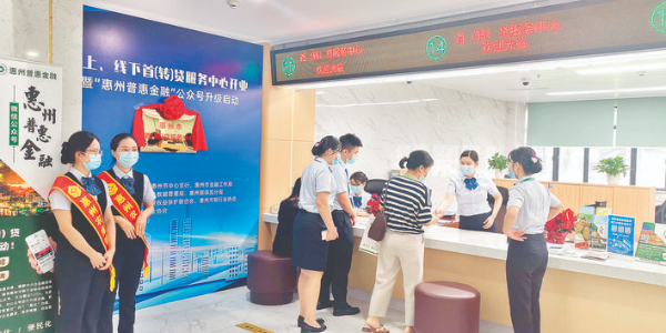     市民在首（轉）貸服務中心咨詢辦理業務?；葜萑請笥浾邉槦?攝