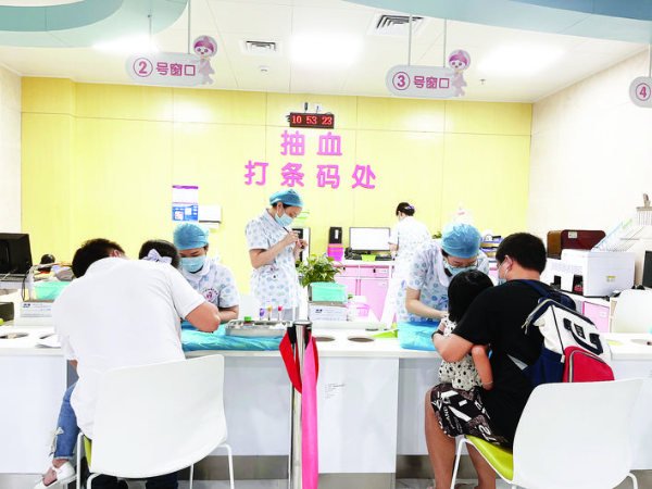 市民在惠陽區(qū)婦幼保健院新院區(qū)就診。