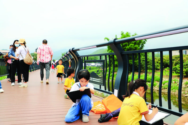 徐田沿河棧道吸引游客前來打卡。