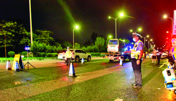 惠州交警在重點路段檢查車輛。