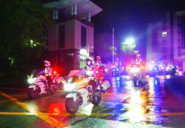 惠州交警開展集中夜查統(tǒng)一行動。