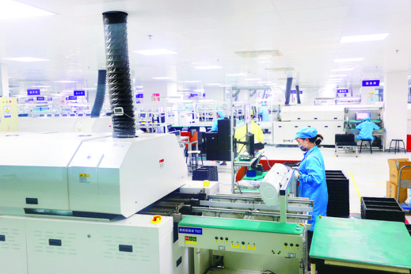 洲明科技大亞灣科技園智能制造基地的生產(chǎn)車(chē)間整潔明亮。