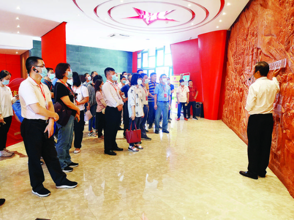 市紀委監委黨員干部參觀高潭革命歷史陳列館。