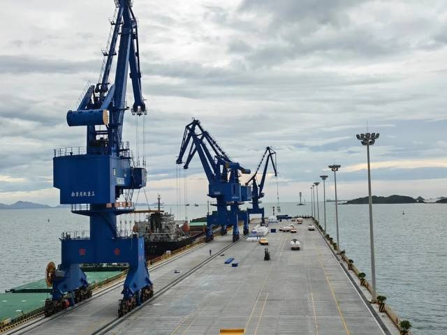 恒力石化(惠州)有限公司通用碼頭正在裝運(yùn)PTA產(chǎn)品。