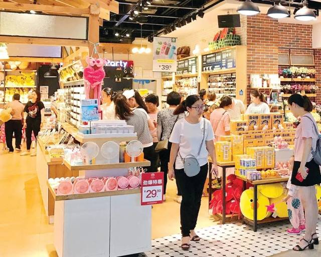 市區(qū)江北某購物中心人頭攢動(dòng),購銷兩旺。