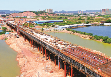     潼湖特大橋澆筑現場。惠州日報記者戴建 通訊員古銳珍 攝