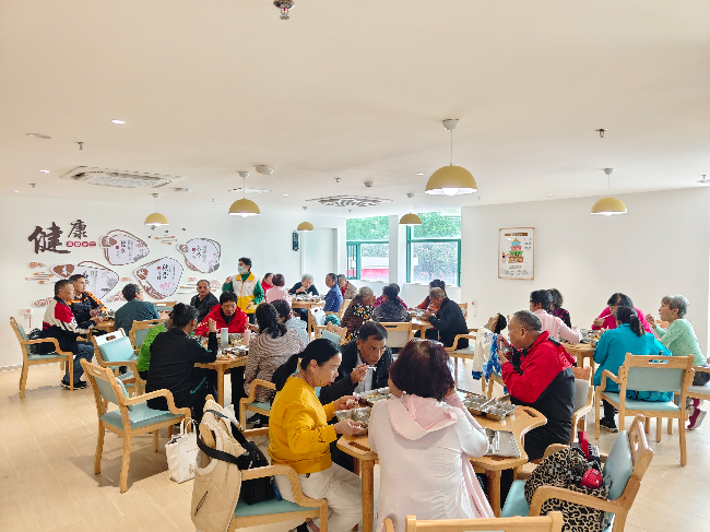 2.老年人在中山市東區街道綜合養老服務中心“長者飯堂”用餐 (1).jpg