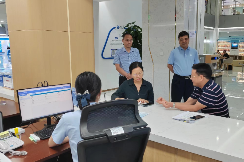 3、市科技局黨組書記、局長黃輝到辦事窗口指導普法工作.jpg